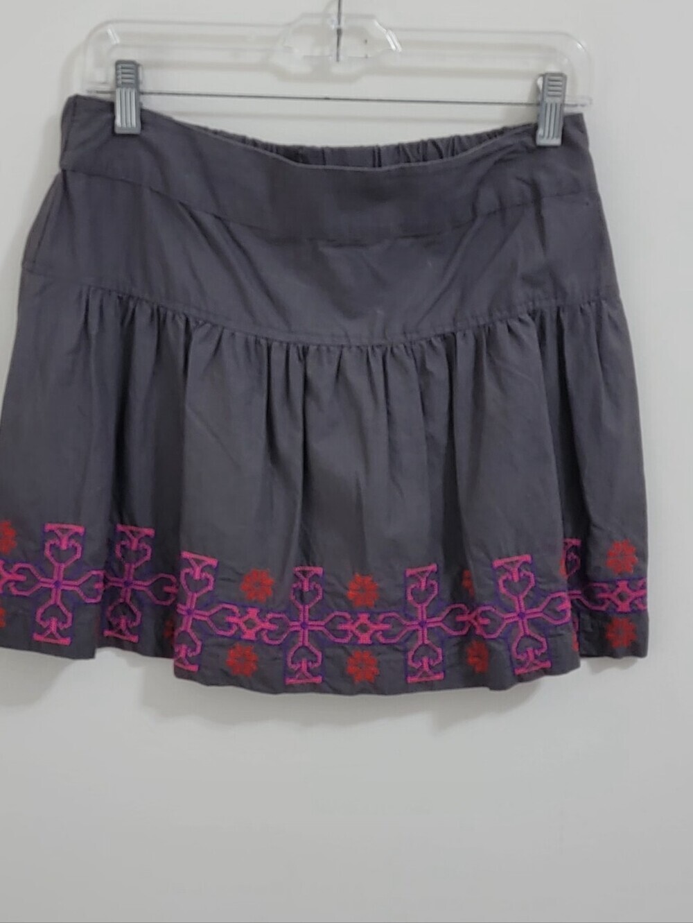 American Eagle Outfitters Size M Mini Skirt Gray Embroidered Hem A-Line EUC